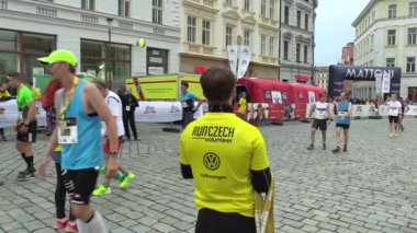 Olomouc, Çek Cumhuriyeti, 23 Haziran 2018: 9 Yarı maraton Olomouc, töreni ve madalya, ödül kazanan erkek sporcular yarışı bitiren her koşucu Sporcusu ödülü