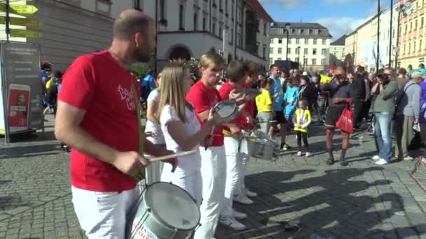 Olomouc, Tsjechië, 23 juni, 2018: Halve Marathon race uitvoeren van Olomouc 9e, Banda Grande trommelkorps groep, Braziliaanse en etnische muziek en shows op festivals en sport evenementen, Europa — Stockvideo