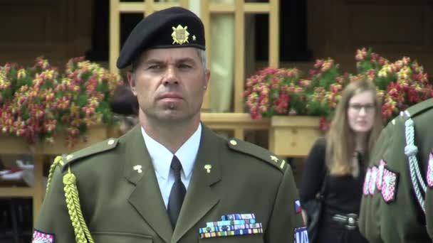 Olomouc, Tjeckien, 29 juni 2018: militär polis, soldat officer medlem av armén med rankade rang och fin uniform och dekoration och mark, mycket autentisk och äkta, ceremoniella debut tjeckiska — Stockvideo