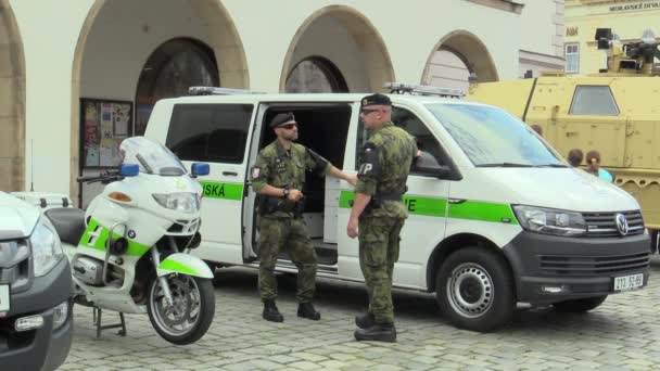 Olomouc, Česká republika, 29 června 2018: vojenská policie a dopravní auto a Motorka pro silniční dopravu, muži voják v uniformě, velmi autentické a skutečné, Česká republika, Evropa