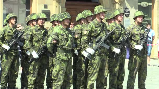 Olomouc, Tjeckien, 29 juni 2018: Elit armé soldaten av Tjeckien är beväpnade, med moderna vapen med angrepp gevär Bren 805 Cz, soldater med en enhetlig grön mask, Nato — Stockvideo