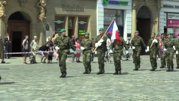 OLOMOUC, REPÚBLICA CHECA, 29 DE JUNIO DE 2018: La tropa élite del ejército de la República Checa está armada viene cuadrada, la bandera y el emblema de la República Checa y la bandera del Ejército, soldados con uniforme — Vídeos de Stock