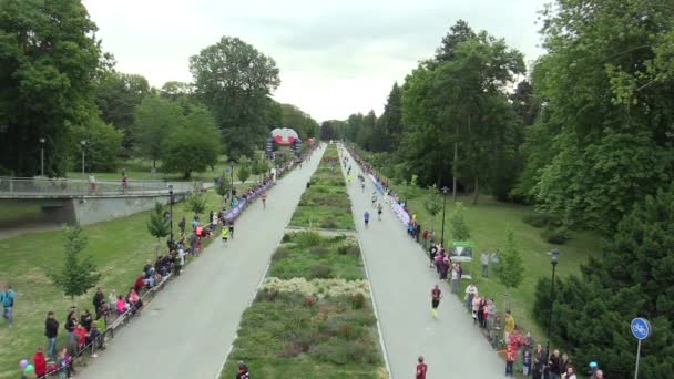 OLOMOUC, REPÚBLICA CHECA, 23 DE JUNIO DE 2018: Half Marathon race run Olomouc 9th, track in center of city in park Smetanovy sady aerial shot, elite runners from Kenya, Ethiopia, France, Ukraine, Czech — Vídeos de Stock