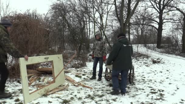 Olomouc, Tjeckien, 30 januari 2018: Hemlösa äldre män ta transport brädor och dörrar i vinter och snö. Mycket autentiska som visar fattigdom fattiga, Europa — Stockvideo