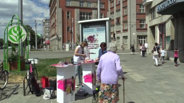 OLOMOUC, REPÚBLICA CHECA, 5 DE JULIO DE 2018: Las mujeres jóvenes ofrecen para la venta de cosméticos de perfume en la calle a la gente, la publicidad y la comercialización, la gente puede perfumar el olor — Vídeos de Stock