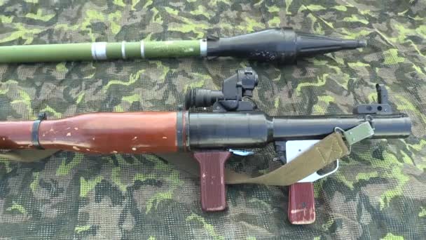 OLOMOUC, REPÚBLICA CHECA, MAIO 5, 2018: Armadura RPG 7 é uma arma anti-tanque portátil leve projetada para a destruição de veículos blindados, fortificações de campo, lançador de granadas — Vídeo de Stock