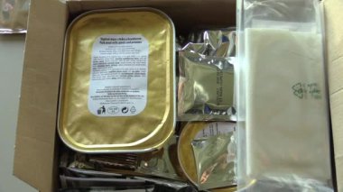 Olomouc, Çek Cumhuriyeti, 5 Mayıs 2018: Çek Cumhuriyeti Ordusu, muharebe rasyon asker gıda arazi, örneğin Afganistan, havuç ve patates, kraker ile Konserve domuz içerir