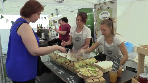 OLOMOUC, CZECH REPUBLIC, APRIL 22, 2018: Traruzkovy festival in the town in Hana, a sales stand with a traruzky of a sugar Olomouc cheese and Olmutzer Quargel, a regional specialty and tasty food — Stock Video