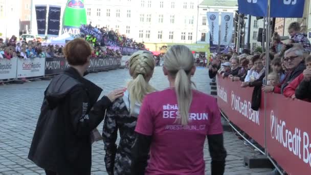 オロモウツ有名人チェコ共和国 Eva Vrabcova Nyvltova でハーフ マラソンとペトラの Kaminkova の開始の前にエリート ランナーのオロモウツ、チェコ共和国、2018 年 6 月 23 日: 公開 — ストック動画