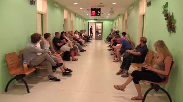 OLOMOUC, REPUBLIK CZECH, JUNE 20: Orang-orang sedang menunggu di ruang tunggu di kantor Balai Kota, kantor untuk dokumen identifikasi dan tempat tinggal permanen — Stok Video