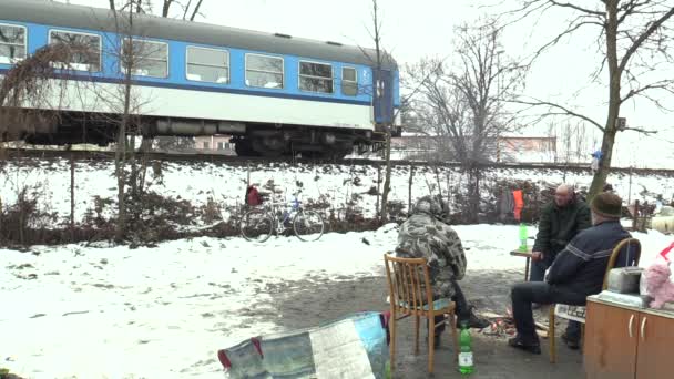 Olomouc, Çek Cumhuriyeti, 29 Ocak 2018: evsiz yanma ve kendilerini kış karda sıcak yangın çıkış yapan tren ve parça oluşturma — Stok video