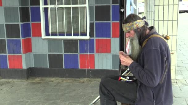 Autentica Emozione Volto Senzatetto Città Pacchetto Comune Sigaretta Fumo Tabacco — Video Stock