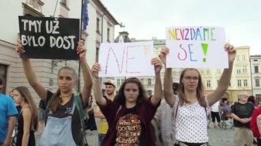 Olomouc, Çek Cumhuriyeti, 15 Mayıs 2018: insanlar kalabalık Başbakan Andrej Babis ve Başkan Milos Zeman karşı gösteri, karanlık ile bir başlık oldu yeterli, Hayır, biz vazgeçmeyeceğim