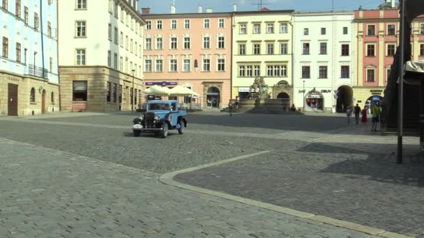 OLOMOUC, REPÚBLICA CHECA, 5 DE JULIO DE 2018: Veterano de coches históricos en un viaje público en coche a través de la ciudad de Olomouc conducir personas, primero llegada de Praga Piccolo 1932, Checoslovaquia entreguerras coche pequeño — Vídeos de Stock