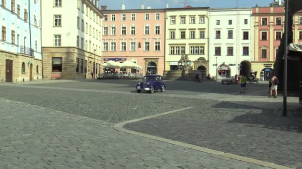 Olomouc, Tsjechië, 5 juli 2018: historische auto's veteranen op een openbare auto door de stad Olomouc station mensen rijden, eerste aankomst van Opel Olympia 1939, Aero 30 1939, 1908 Buick Model 10 — Stockvideo
