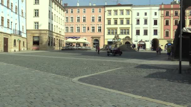 Olomouc, Çek Cumhuriyeti, 5 Temmuz 2018: tarihi arabalar gazileri bir ortak araba yolculuğu Olomouc şehir insanları, ilk gelen Zbrojovka Brno Z 9, Z 4 III ve motosiklet Jawa 175 özel 1938 — Stok video