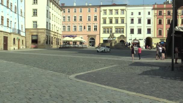 Olomouc, Çek Cumhuriyeti, 5 Temmuz 2018: tarihi araba kıdemli genel arabayla Olomouc şehir sürücü insanlar, ilk gelen Tatra 75 1935 Çekoslovakya savaş arası araçların, Çek, Avrupa aracılığıyla — Stok video