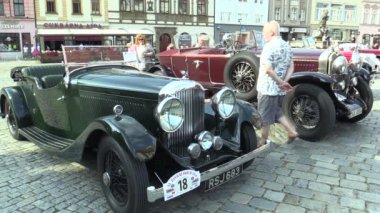 Olomouc, Çek Cumhuriyeti, 5 Temmuz 2018: Tarihi arabalar Gaziler genel bir araba ilk Bentley Tourer 1938 ve Bugatti 57 1934 gelen Olomouc şehir sürücü insanlarla yolculuk