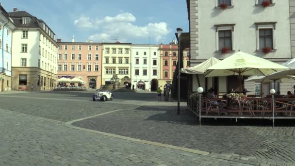 Olomouc, Tjeckien, 5 juli 2018: Veteranbilar veteraner på en offentlig bil rida genom staden i Olomouc bilresa människor, som först anländer av Zbrojovka Brno Z 4 Roadster — Stockvideo