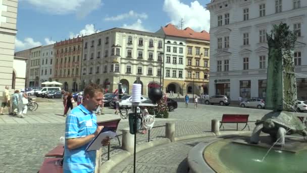 Olomouc, Cseh Köztársaság, augusztus 2-án, 2018: tudományos mérése a mobil időjárás állomás tudományos megfigyelő, mérő, hőmérséklet, páratartalom, nyomás, és a meteorológiai paraméterek — Stock videók