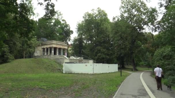 Olomouc, Tsjechië, 5 juli 2018: Mausoleum van Joegoslavische soldaten, Zuid-Slavische mausoleum in het park, monumentale neoclassicisme vanaf 1926, Olomouc — Stockvideo