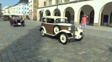 Olomouc, Çek Cumhuriyeti, 5 Temmuz 2018: tarihi arabalar Gaziler Olomouc şehir sürücü insanlar, ilk gelen Walter Junior 1932 ve Essex Super altı 1925, Europe aracılığıyla kamu araba yolculuğu