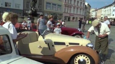 Olomouc, Çek Cumhuriyeti, 5 Temmuz 2018: Olomouc şehir insanları, Aero 30 1939, üzerinden bir ortak araba yolculuk tarihi araba kıdemli yaşlı adam arabayı cilalar ve insanlar ona hayranlık duyuyorum