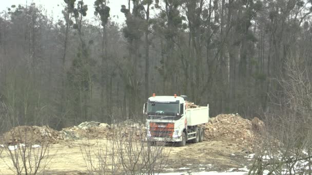 Nerede taşkın yatağının orman yıkım, bozulma dökümü bol dökümlü römork atık düzenli depolama, içine tuğla, beton ve kil yüklenmesini kamyonla Olomouc, Çek Cumhuriyeti, 5 Mart 2018: — Stok video