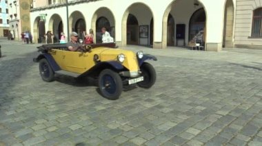 Olomouc, Çek Cumhuriyeti, 5 Temmuz 2018: tarihi arabalar Gaziler Olomouc şehir sürücü insanlar, ilk Tatra 11 1923 ve Zbrojovka Brno Z 18 valnik gelen aracılığıyla kamu araba yolculuğu