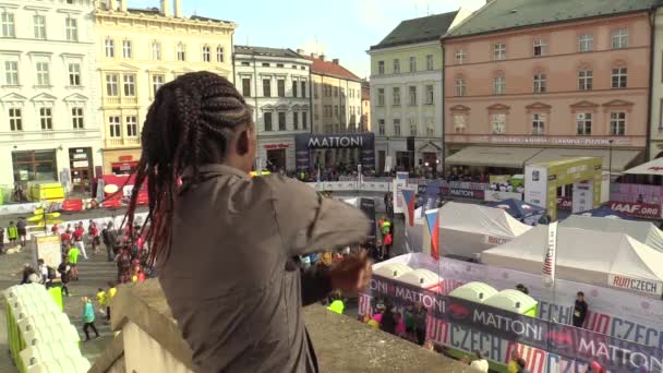 Olomouc, Tjeckien, 23 juni 2018: elit löpare kvinna Lisas Kamonya Kebeya från Kenya repeterar övning innan Halvmarathon race i Olomouc. Professionell åtgärd idrottsevenemang — Stockvideo