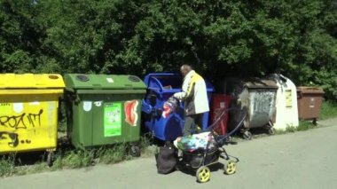 Olomouc, Çek Cumhuriyeti, 5 Mayıs 2018: Evsiz yoksulların seçer bir çöp kovası kağıt konteyner bin çöp, çok otantik ve gerçek, şehir sokak hayatı, bir sepete at arabası ile çanta, hayatta kalmak mücadele