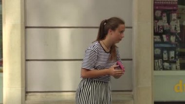 Olomouc, Çek Cumhuriyeti, 5 Temmuz 2018: Sokak sanatları kız sokak atlama, bir cam kristal top ya da topları hokkabazlık ve para kaldırımda, çok gerçek ve otantik siyah şapkalı yalvarıyor gerçekleştirir