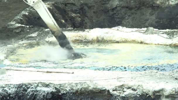 OSTRAVA, REPUBBLICA CECA, 28 AGOSTO 2018: Liquidazione del risanamento delle discariche rifiuti di petrolio e sostanze tossiche, reazione chimica, atmosfera rilascia l'anidride solforosa, inquinanti avvelenati 4K — Video Stock