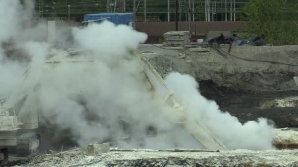 OSTRAVA, REPÚBLICA CHECA, 28 DE AGOSTO DE 2018: Liquidación de la remediación de vertederos de residuos de petróleo y sustancias tóxicas, la cal quemada se aplica a la contaminación del petróleo por medio de una excavadora de corte fino — Vídeos de Stock