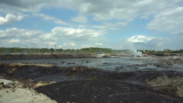 OSTRAVA, REPUBBLICA CECA, 28 AGOSTO 2018: Liquidazione delle discariche di rifiuti di petrolio e sostanze tossiche, la calce bruciata viene applicata all'inquinamento da petrolio mediante escavatore a taglierina fine 4K — Video Stock