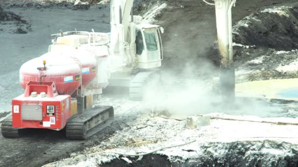 OSTRAVA, REPÚBLICA CHECA, 28 DE AGOSTO DE 2018: Liquidación de la remediación de los vertederos de residuos de petróleo y sustancias tóxicas, cal quemada se aplica a la contaminación por aceite mediante excavadora de corte fino 4K — Vídeo de stock