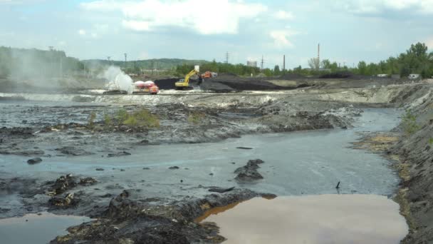 OSTRAVA, REPUBBLICA CECA, 28 AGOSTO 2018: Liquidazione delle discariche di rifiuti di petrolio e sostanze tossiche, la calce bruciata viene applicata all'inquinamento da petrolio mediante escavatore a taglierina fine 4K — Video Stock