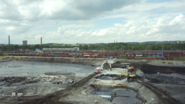 OSTRAVA, CZECH REPUBLIC, AUGUST 28, 2018: Liquidation of remediation of landfills waste of oil and toxic substances, burnt lime is applied to the oil pollution by means of fine cutter excavator 4K — Stock Video