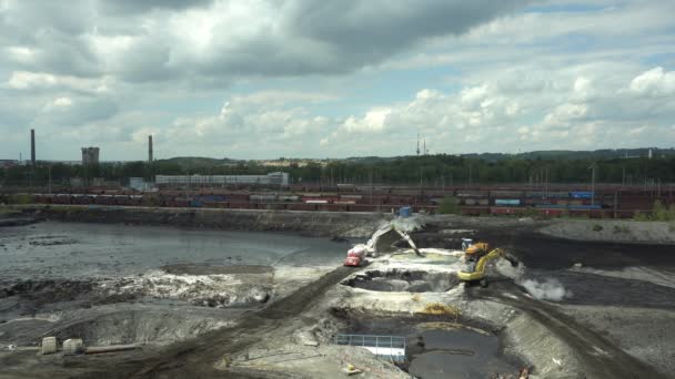 Οστράβα, Τσεχία, το 28 Αυγούστου 2018: εκκαθάριση της αποκατάστασης των χώρων υγειονομικής ταφής αποβλήτων πετρελαίου και τοξικές ουσίες, μμένο ασβέστη εφαρμόζεται για τη ρύπανση πετρελαίου μέσω πρόστιμο κόπτης εκσκαφέας 4 k — Αρχείο Βίντεο