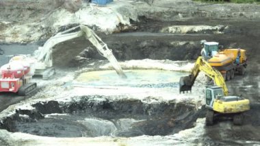 Atık yağ ve toksik maddeler, yanmış kireç petrol kirliliği iyi kesici tarak 4 k aracılığıyla uygulanır atık depolama iyileştirme Ostrava, Çek Cumhuriyeti, 28 Ağustos 2018: tasfiye