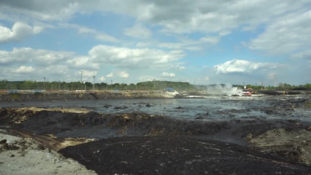 OSTRAVA, REPÚBLICA CHECA, 28 DE AGOSTO DE 2018: Liquidación de la remediación de los vertederos de residuos de petróleo y sustancias tóxicas, cal quemada se aplica a la contaminación por aceite mediante excavadora de corte fino 4K — Vídeo de stock