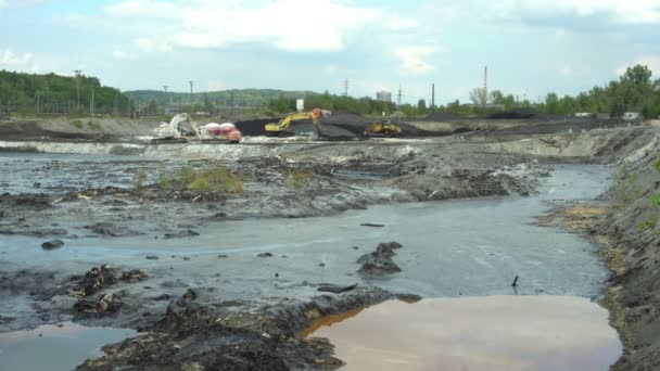 Ostrava, Cseh Köztársaság, 2018. augusztus 28.: a felszámolási kármentesítési a hulladéklerakó hulladék olaj és mérgező anyagok, égetett mész az olajszennyezéssel nyomtatványokra finom vágó kotrógép 4 k — Stock videók