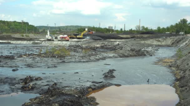 OSTRAVA, CZECH REPUBLIC, AUGUST 28, 2018: Liquidation of remediation of landfills waste of oil and toxic substances, burnt lime is applied to the oil pollution by means of fine cutter excavator 4K — Stock Video
