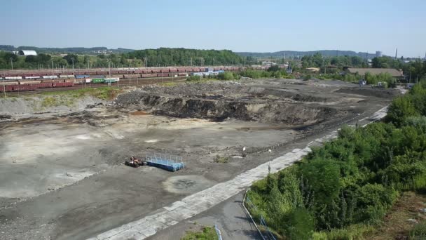 Ostrava, Tsjechië, 3 augustus 2015: de voormalige stortplaats giftig afval in Ostrava, olie lagune, Ostramo. Aard van de effecten van verontreinigd water en bodem met chemicaliën en olie — Stockvideo