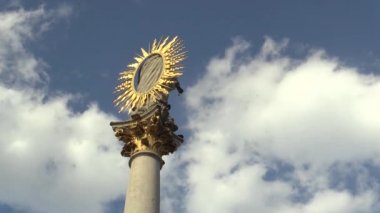 Svoboda Meydanı Brno Marian sütun sütun arasında 1679 ve 1683 yılında şehir acı veba salgını anısına inşa edilmiştir ve boğulmuş. Altın bir parıltı ve kendini beğenmiş bir süs ve bulutlar
