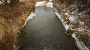 Nehir Oder taşkın yatağının orman ve sulak çayırlar tarafından iç delta olarak kışın akan Oder kar ve buz Nehri, Poodri yerlerde küçük bir tabaka ile kaplı