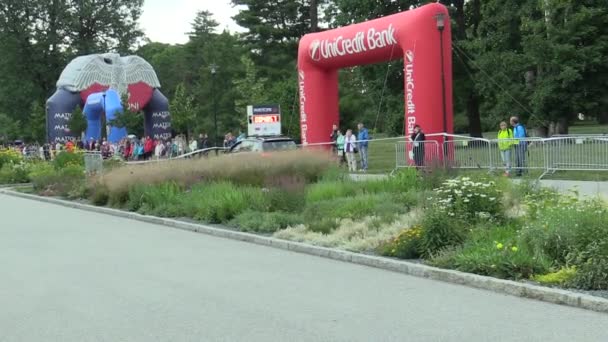 Olomouc, Tsjechië, 23 juni, 2018: Halve Marathon race uitvoeren van Olomouc 9e, track in centrum van de stad in park Smetanovy sady, elite lopers uit Ethiopië en Moldavië, Netsanet Gudeta en media auto — Stockvideo