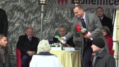Mohelnice, Çek Cumhuriyeti, 9 Kasım 2017: Çek Cumhuriyeti Milos Zeman Mohelnice ziyaret Başkanı, kadın kıdemli başkan çiçek ve hediye, duygusal durum verir