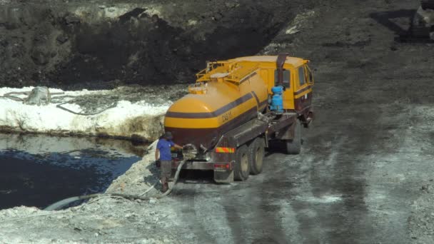 Οστράβα, Τσεχία, το 28 Αυγούστου 2018: εκκαθάριση της αποκατάστασης χώρων υγειονομικής ταφής αποβλήτων πετρελαίου και τοξικών ουσιών, δεξαμενή νερού συν ανάδευσης παράγει μια χημική αντίδραση, ένας ειδικευμένος εργαζόμενος — Αρχείο Βίντεο