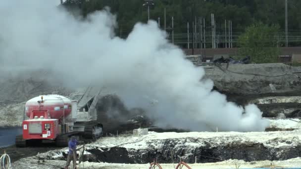 OSTRAVA, REPÚBLICA CHECA, 28 DE AGOSTO DE 2018: Liquidación de la remediación de vertederos de residuos de petróleo y sustancias tóxicas, la cal quemada se aplica a la contaminación del petróleo por medio de una excavadora de corte fino — Vídeos de Stock